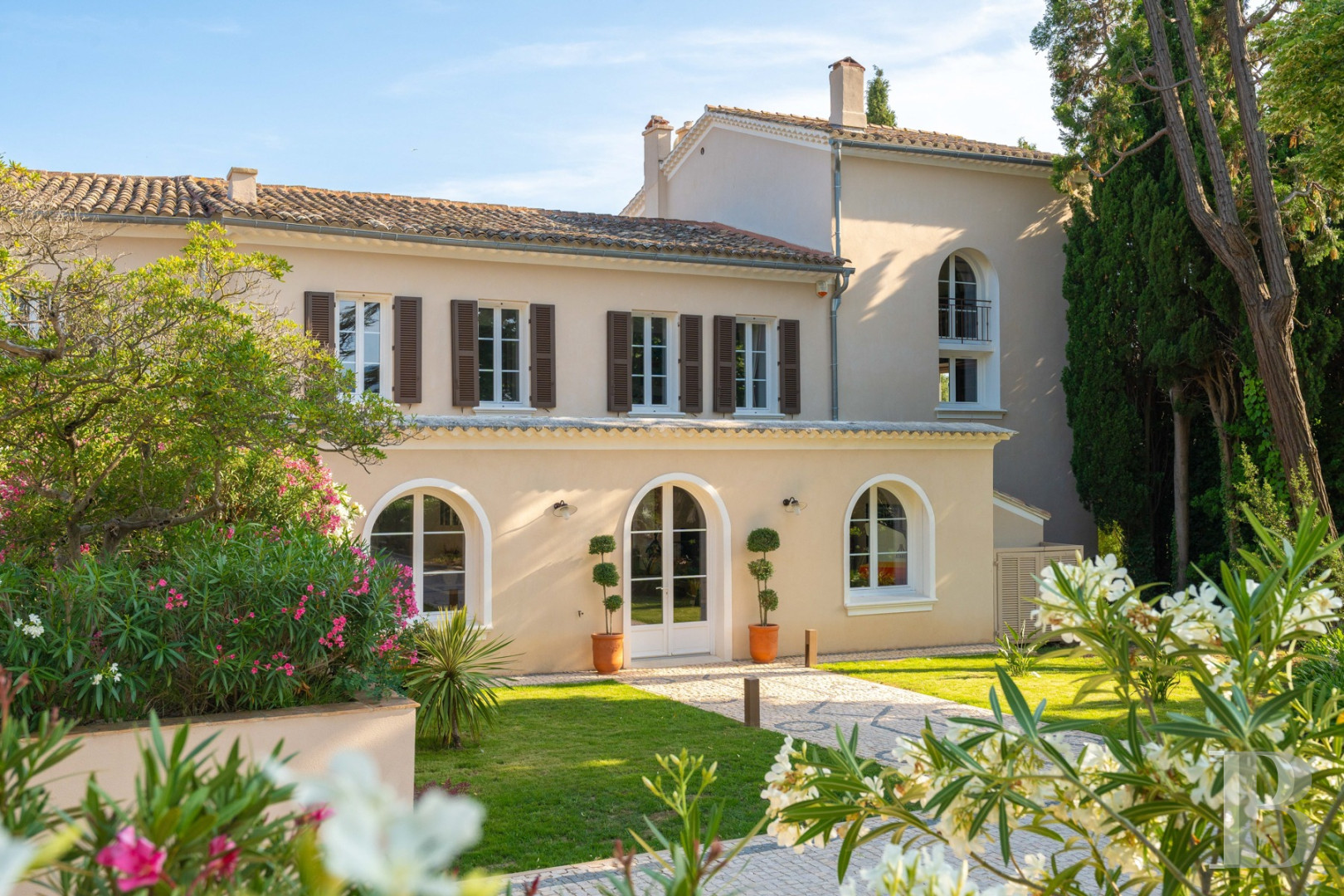 A renovated farmhouse surrounded by extensive grounds leading down to the sea, between Toulon and Hyères on the Var coast - photo  n°4